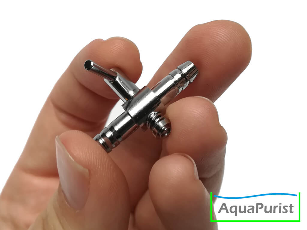 1-fach_Lufthahn 2 Einfacher Metall-Lufthahn zwischen zwei Fingern
