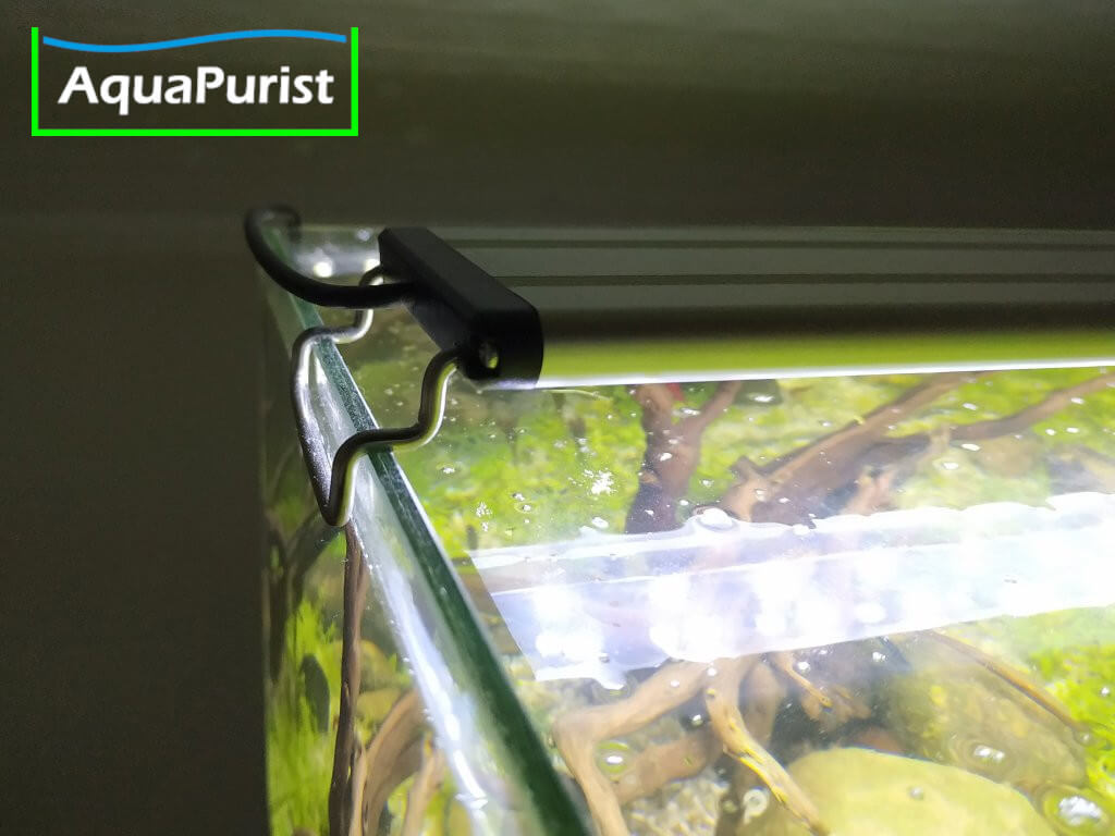 Aqua LED Aufsetzleuchte 1 LED-Aufsetzleuchte am Rand eines Aquariums