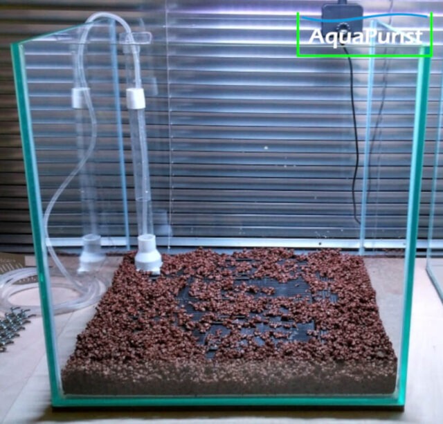 Bodenfilter happet 4 Bodenfilter unter einer Schicht Bodengrund im Aquarium