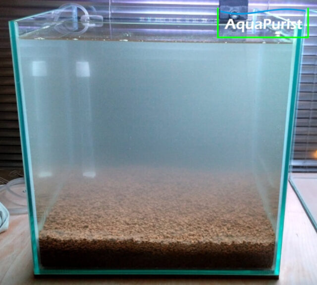 Bodenfilter happet 6 Frisch befülltes Aquarium mit Bodenfilter und trübem Wasser