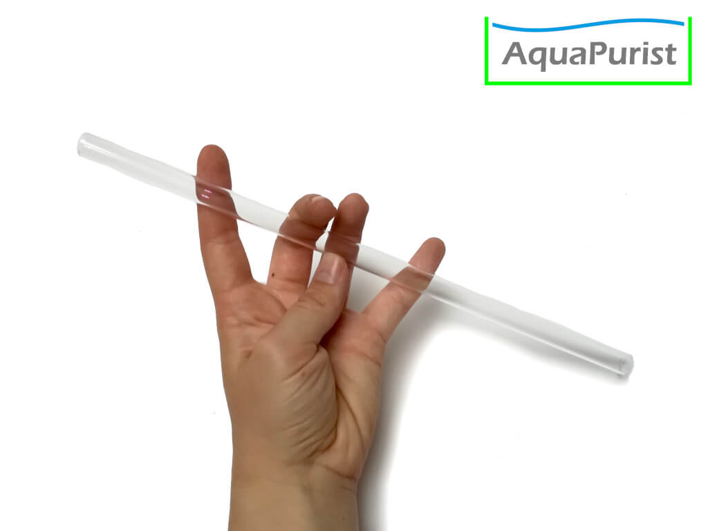 Glas-Futterrohr auf einer Hand als Größenvergleich