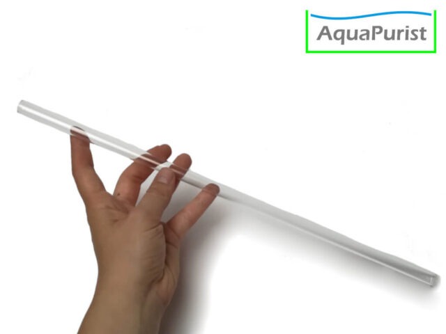 Glas-Futterrohr auf einer Hand als Größenvergleich
