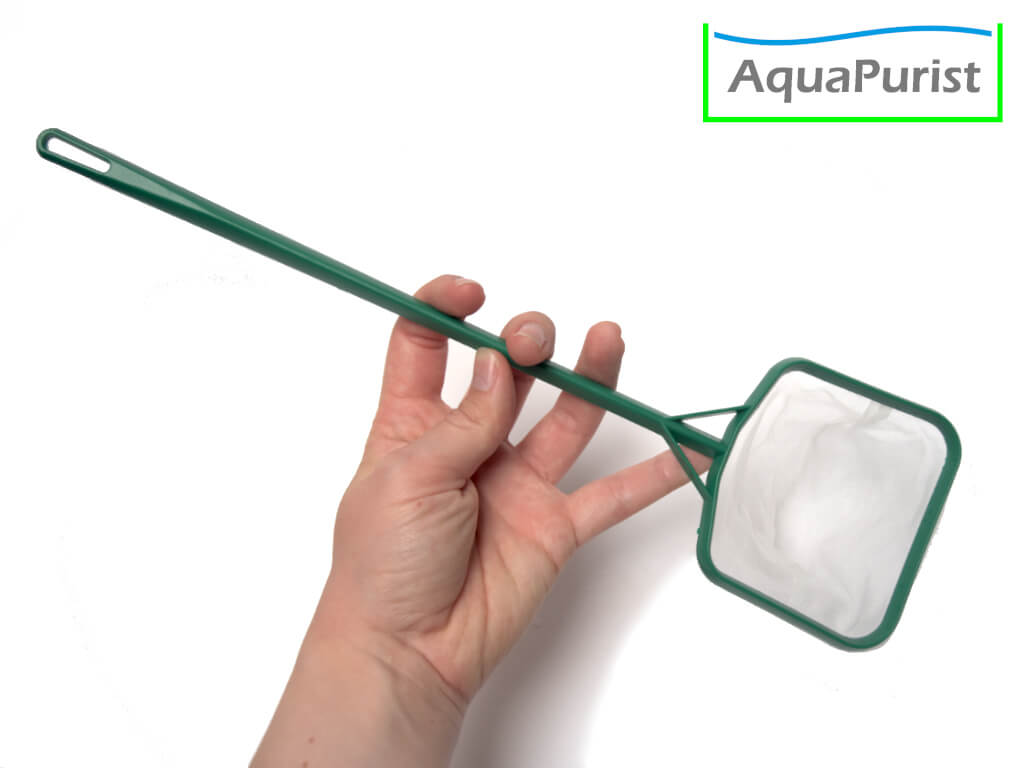 Kescher, starres Netz, groß (7) Aquarienkescher mit grünem Stiel auf einer Hand