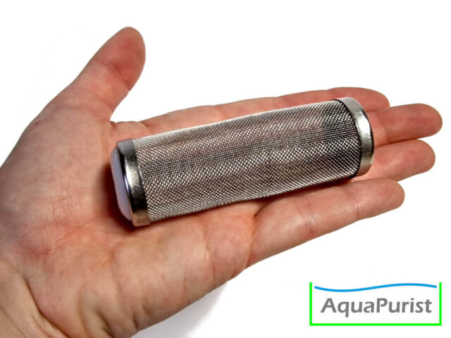 Filter-Ansaugschutz aus Metallgitter auf einer Hand