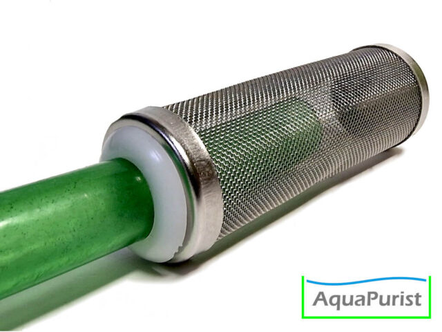 Filter-Ansaugschutz aus Metallgitter an einem grünen Rohr