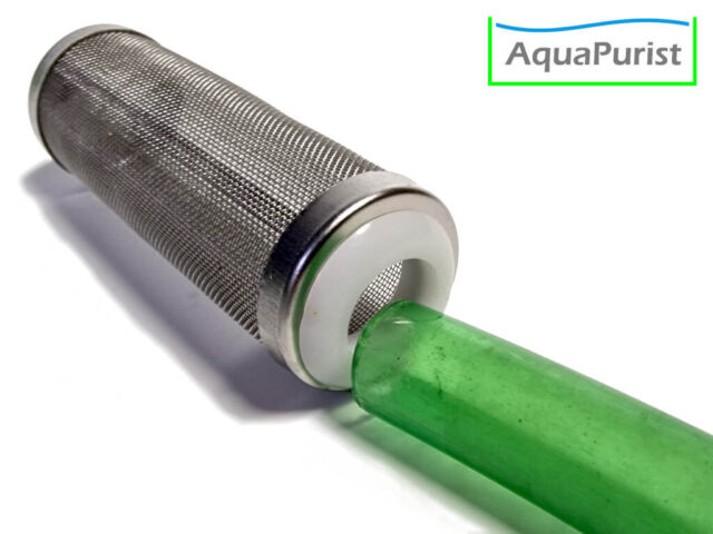 Filter-Ansaugschutz aus Metallgitter an einem grünen Rohr