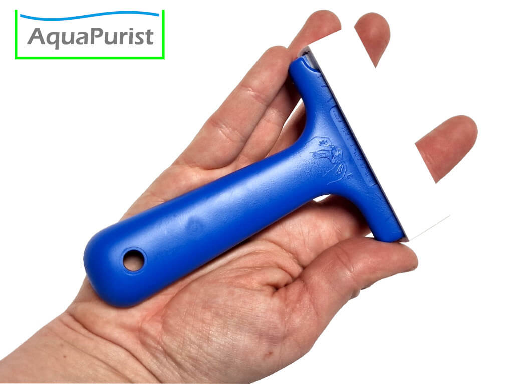 Kurzer blauer Scheibenkratzer auf einer Hand