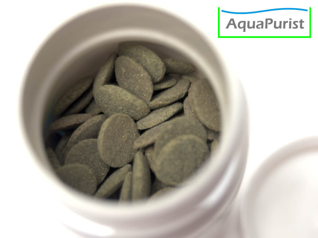 Geöffnete Dose mit Spirulina-Futtertabletten